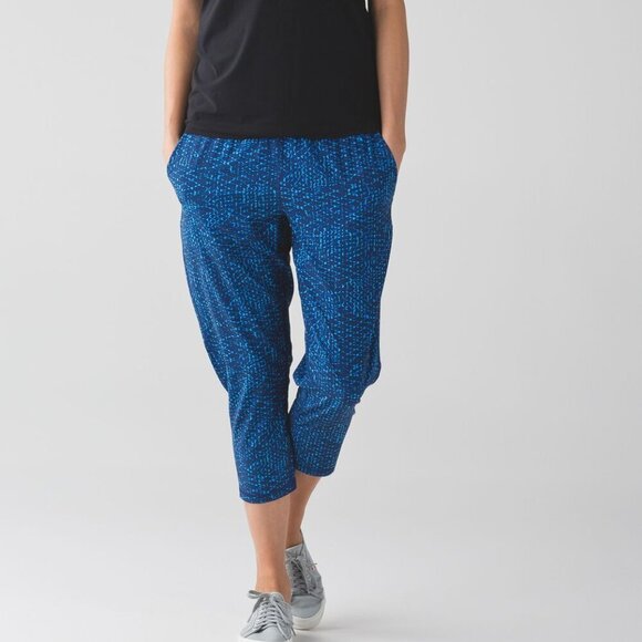 Lululemon Tranquil Crop 22" - 8 Samba Snake Kayak Blue Hero Blue - Picture 2 of 8